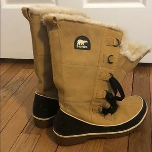 LIKE NEW. SOREL WINTER BOOTS